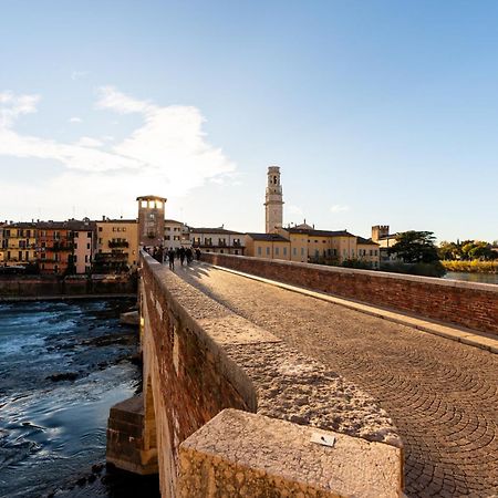 Bed and Breakfast La Finestra Sul Ponte By Postcardsfrom Verona Exterior foto