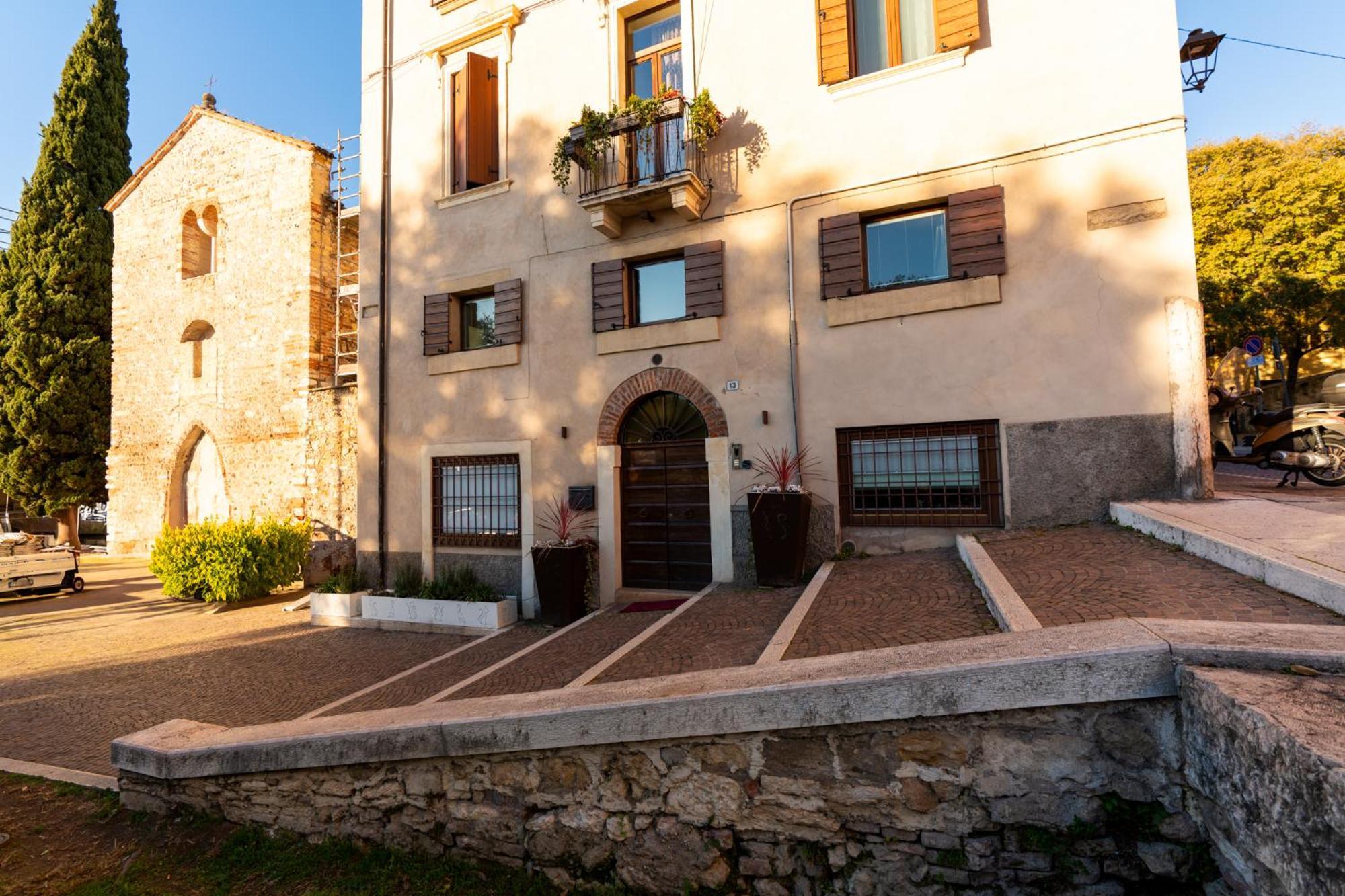 Bed and Breakfast La Finestra Sul Ponte By Postcardsfrom Verona Exterior foto