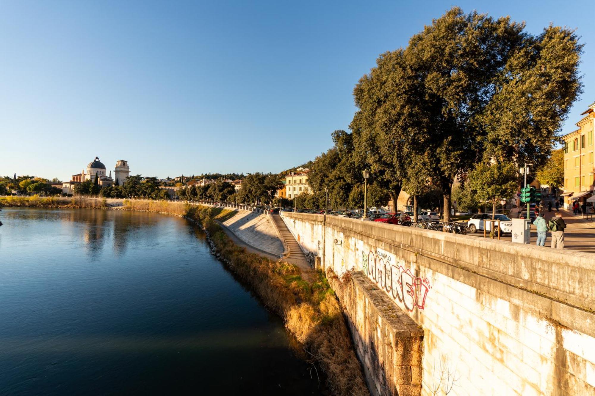 Bed and Breakfast La Finestra Sul Ponte By Postcardsfrom Verona Exterior foto