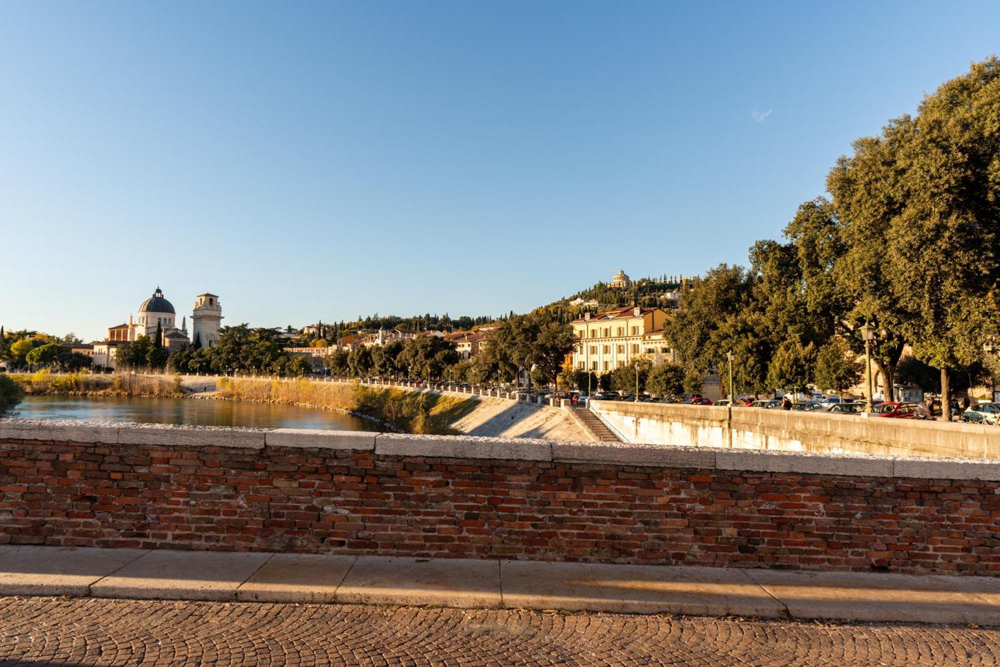 Bed and Breakfast La Finestra Sul Ponte By Postcardsfrom Verona Exterior foto