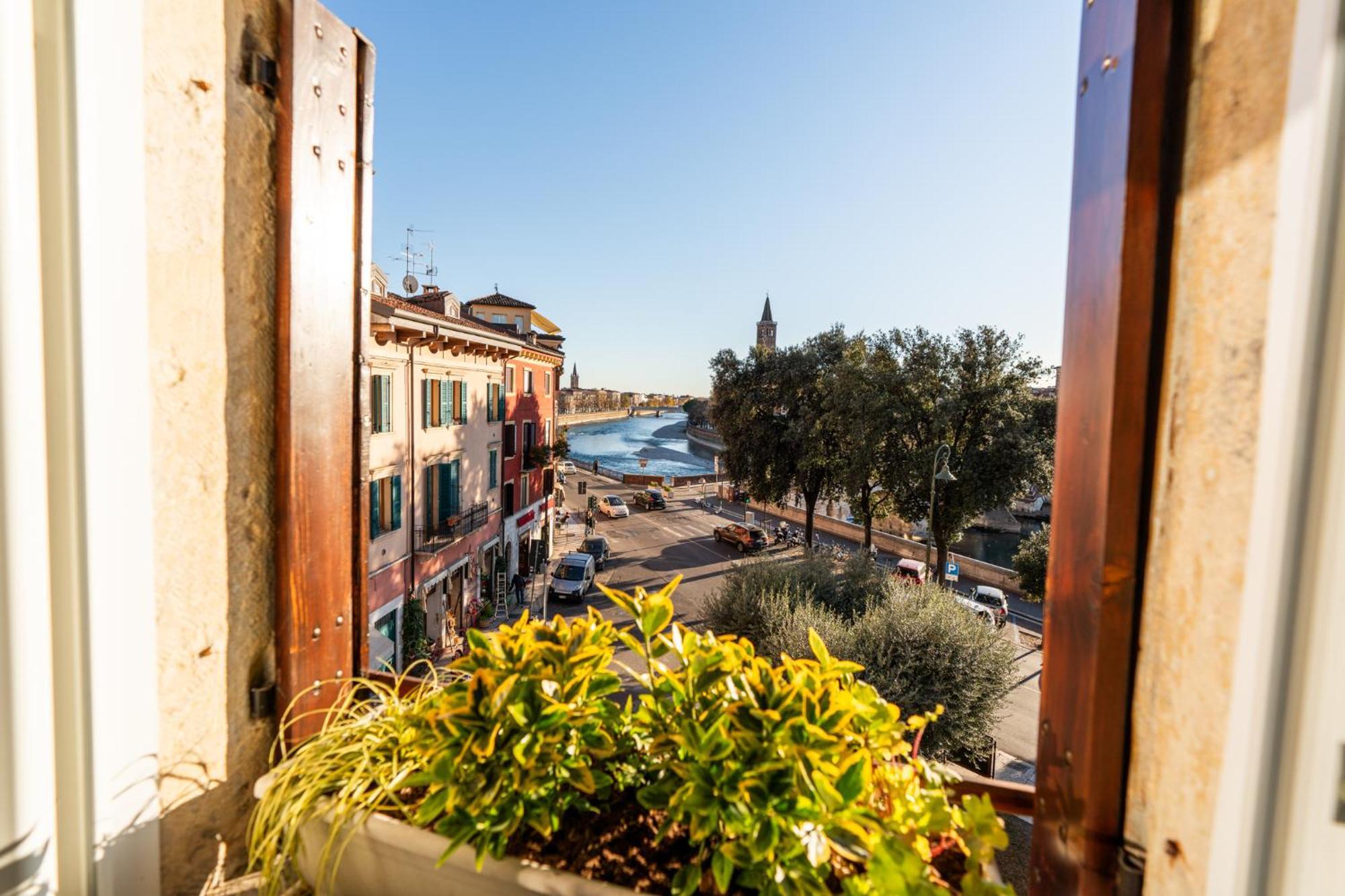 Bed and Breakfast La Finestra Sul Ponte By Postcardsfrom Verona Exterior foto