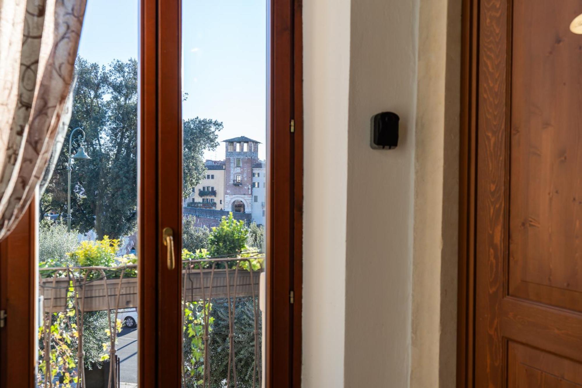 Bed and Breakfast La Finestra Sul Ponte By Postcardsfrom Verona Exterior foto