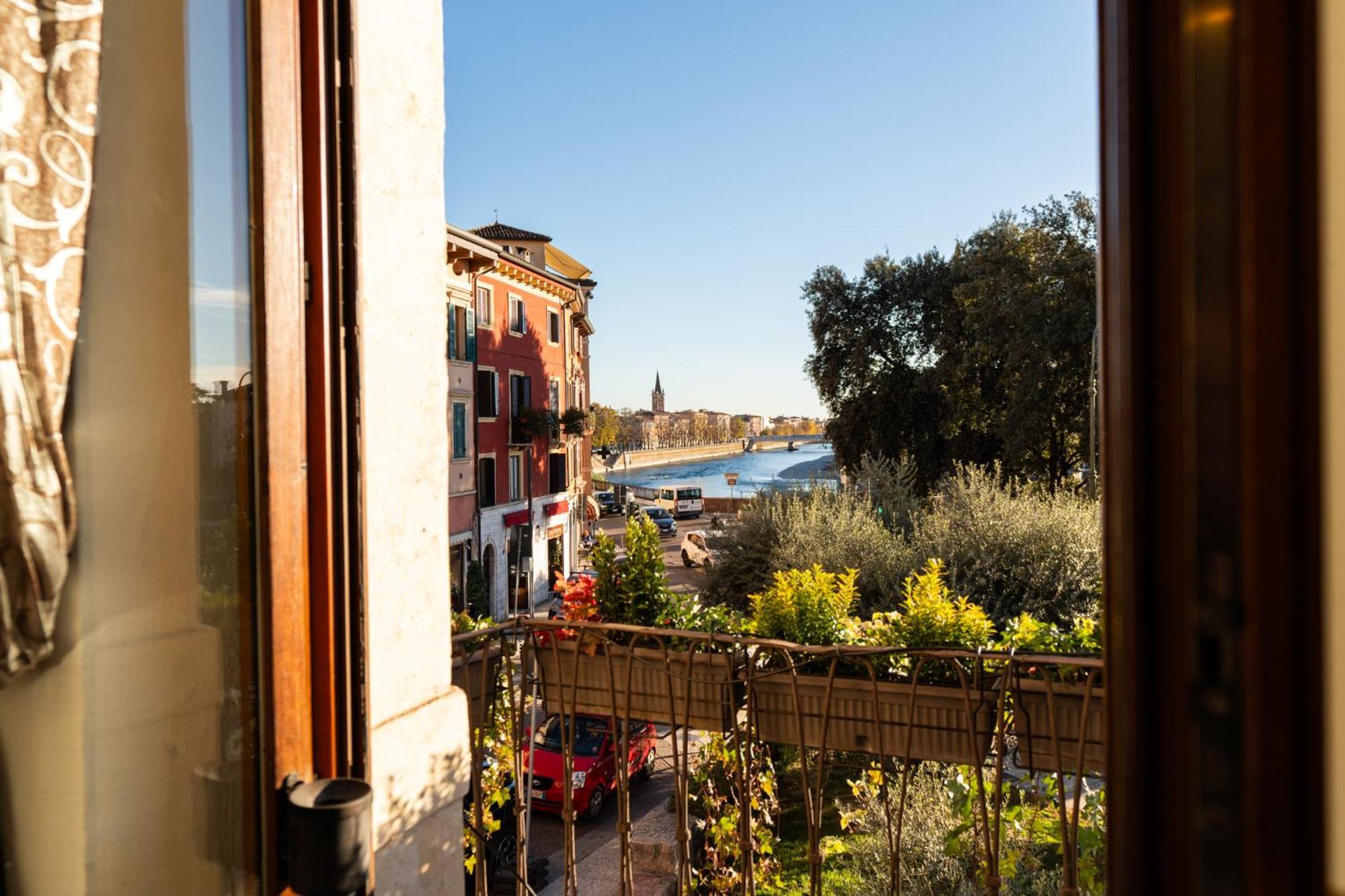 Bed and Breakfast La Finestra Sul Ponte By Postcardsfrom Verona Exterior foto